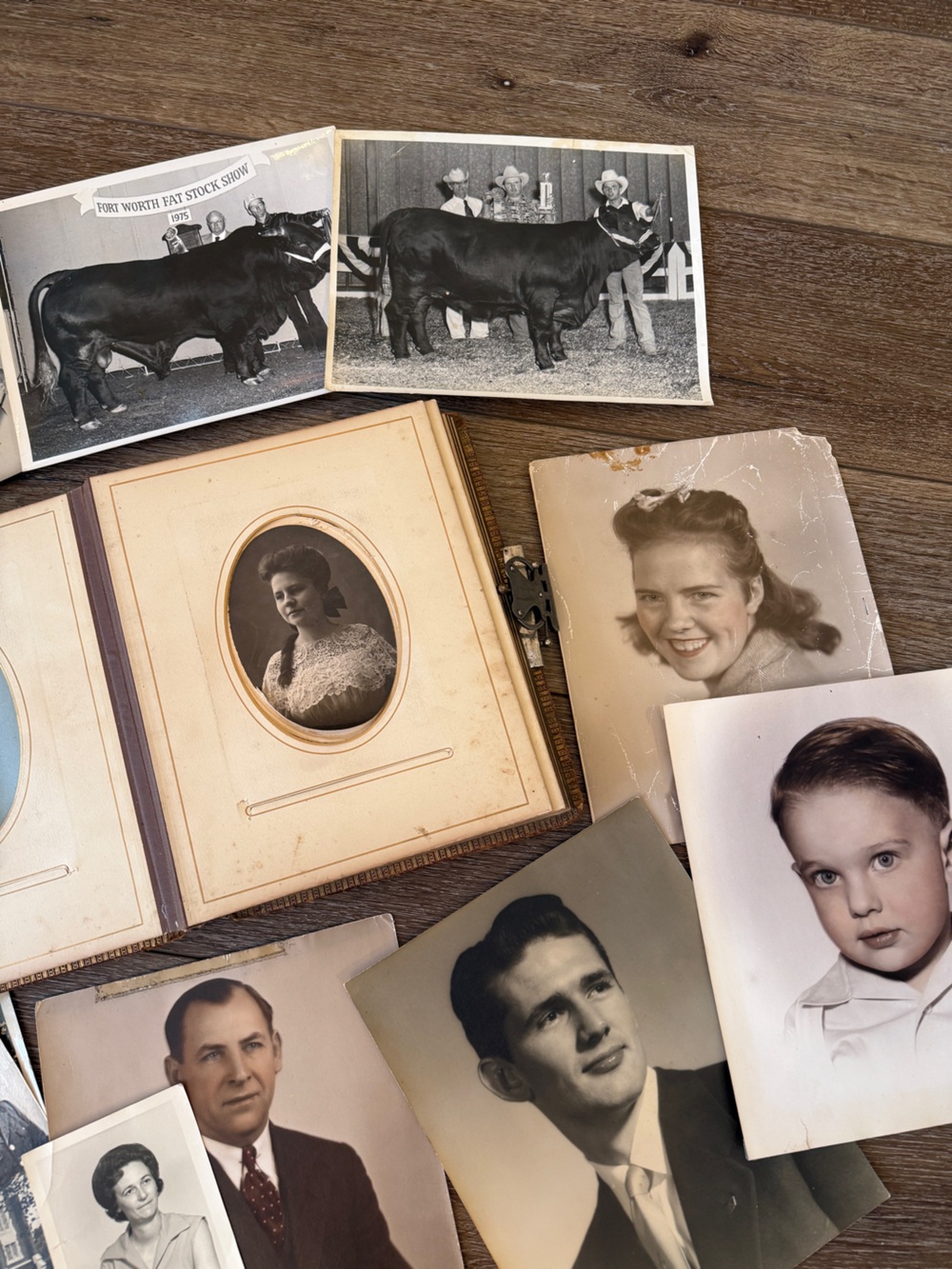 142-Year-Old Victorian Leather Photo Album with 15 Photos - Picture 7 of 17